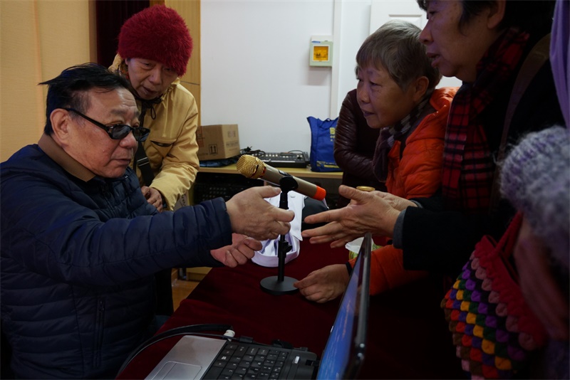 石关桐教授在解答居民问题